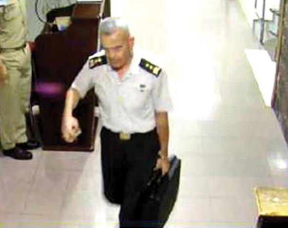 20.48: TMGENERAL DL KARARGHTA: Sabaha kar 03.00&#8217;te yaplmas planlanan darbe ne ekilir. Darbeyi Orgeneral Akar&#8217;a tebli edecek olan Tmgeneral Mehmet Dili o srada evindedir. Akar&#8217;n Badanman Kurmay Albay Orhan Yklkan, kendisini saat 20.35&#8217;te arayp karargha gelmesini syler. Paris Caddesi&#8217;ndeki lojmanndan kendi arabasyla hemen yola kan Dili, 10 dakika sonra saat 20.45&#8217;te nizamiyeden ieri girer.  dakika sonra kararghtadr.