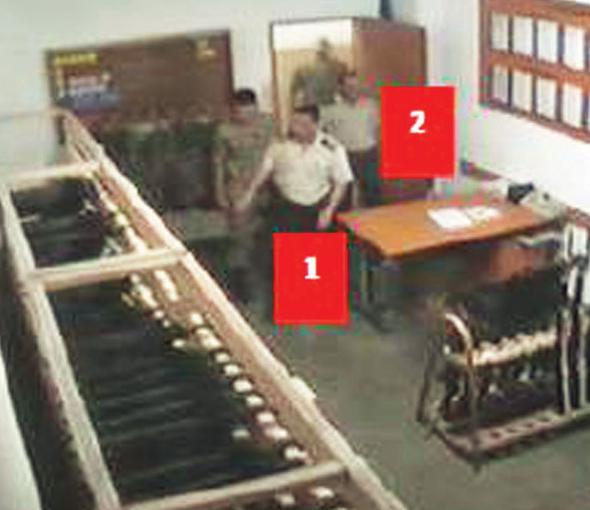 21.25: DARBECLER SLAH KUANIYOR: Darbenin kronometresi almaya balamtr. Darbecilerin ncelikli ilerinden biri &#8216;silahlk&#8217; blmn aarak kararghtan darbeye katlan personeli silahlandrmaktr. Darbeye katlanlar buraya gelerek silah kuanrlar. Personel Binba Emre Karsl (1) ile Yzba Metin Gmburun (2) da silah alanlar arasnda.