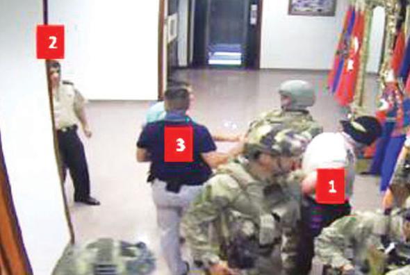 21.26: ORG. GLER DERDEST EDLYOR: Darbecilerin kararghta ilk derdest ettikleri isimlerden biri Genelkurmay kinci Bakan Orgeneral Yaar Gler&#8217;dir. Darbeciler odasna girdikleri Gler&#8217;in (1) kafasna yzn kapatacak bir siyah bere geirir, ardndan koridora karp srkleyerek gtrrler. Gler&#8217;in gtrlmesine nezaret eden kii, Dili&#8217;nin yardmcs Kurmay Albay ztrk&#8217;ten (2) bakas deildir.