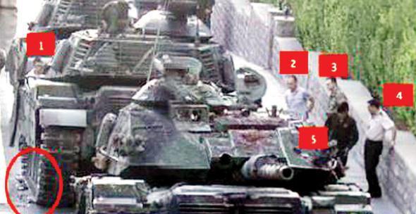 06.19: TANKLAR HARD DSKLER EZYOR: Darbecilerin kararghtan kardklar hard diskleri tanklarn paletleri altnda ezmeleri artk yenilgiyi kabullendiklerine iaret ediyor. Bu grnty tamamlayan kii Genelkurmay Bilgi Sistemleri Dairesi grevlilerinden Muhabere Binba Ahmet lhan Ayan (1).