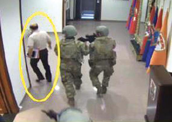 21.23: KORGENERAL TALU VE DARBECLER: zel Kuvvetler, Genelkurmay Karargh&#8217;nn, kritik noktalarn tutmaya balar. Koridorda uzun namlulu tfekleriyle yryen zel timcilerin nndeki kii Genelkurmay Bakanl Personel Bakan Korgeneral lhan Talu&#8217;dur. Savclk, iddianamede bu grnty Talu&#8217;nun &#8216;gruba bina iinde yol gsterdii&#8217;nin delili olarak deerlendiriyor.