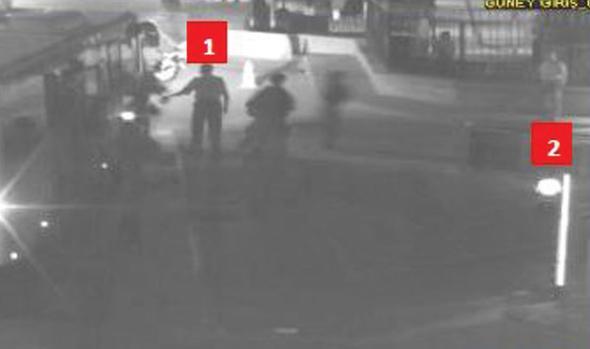 Bu grntler 221 sankl Genelkurmay Ana Karargh davasnn 2581 sayfalk iddianamesinde geni bir yer tutuyor. te Trkiye&#8217;nin en karanlk gecelerinden birinde gvenlik kameralarna saniye saniye yansyan grntler eliinde 15 Temmuz&#8217;da Genelkurmay&#8217;da yaananlar...21.19: AKINCI&#8217;DAN GELEN OTOBS: Kararghlar Glba&#8217;nda olan, ancak 15 Temmuz akam Aknc 4. Ana Jet s Komutanl&#8217;nda toplanan zel Kuvvetler&#8217;den 33 kiilik tam tehizatl bir grup, saat 20.23&#8217;te Genelkurmay Karargh&#8217;na doru bir otobs ile yola kmtr. Beyaz otobs Genelkurmay&#8217;n gney nizamiyesine saat 21.19&#8217;da varr. Otobs nizamiyede Tmgeneral Dili&#8217;nin altnda ube mdr olarak alan Kurmay Albay Doan ztrk karlar.