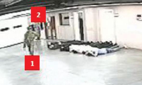 21.44: DERDEST EDLENLER OTOPARKA: Darbeciler, kendi saflarnda olmayan personelin bir blmn derdest ederek Genelkurmay&#8217;n otoparkna gtrrler. Darbe giriimine katlan zel tim mensubu avu evket Samet Somay (1) operasyonun bu blmne katlrken, Yzba Onur zdemir&#8217;in (2) otoparktaki makam aralarna ate ettii bilgisi iddianamede yer alyor.