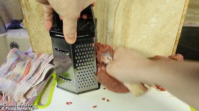 Rende ile et kyma haline nasl getirilir?<p>        Etinizi kymaya dndrmek istiyorsanz, evdeki peynir rendeniz size yardmc olacaktr. Tek yapmanz gereken eti rendeleyip kyma yapmaktr.