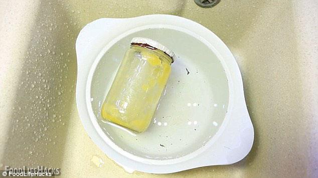 Kavanozdaki btn bal nasl kullanlr?  <p>     Bal kavanozlar atmadan nce dibinde veya kenarlarnda bal brakmamak iin ne yapmalyz?      ncelikle kavanozun az iyice kapal olmasna dikkat edin. Daha sonra scak su dolu bir kapta birka dakika bekletin.