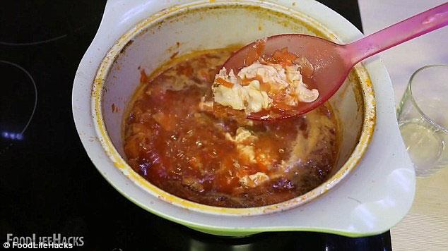 ncelikle yumurtann beyaz ile sarsn ayrn ve beyazn yemee ekleyin. Yumurtann beyaz piince bir kak veya kepeyle bulup kartn.  <p>     Yemeinizdeki ar tuz oran azalm olacaktr.