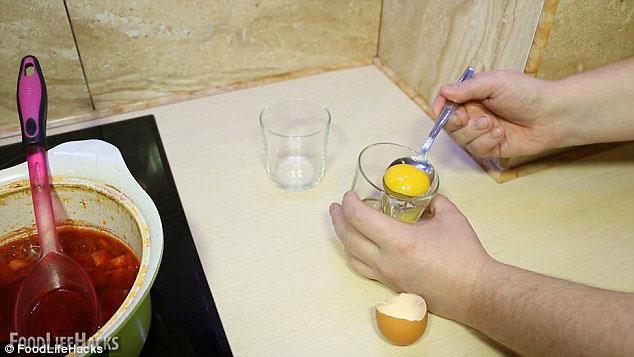 Yemeklerdeki fazla tuz nasl azaltlr?<p>        Az tuzlu yemein zm varken fazla tuzlularn zm olmadn dnenlerdenseniz, muhtemelen bu ipucunu bilmiyorsunuz.     Yumurtann beyaz ile yemeinizdeki fazla tuz orann drebilirsiniz.