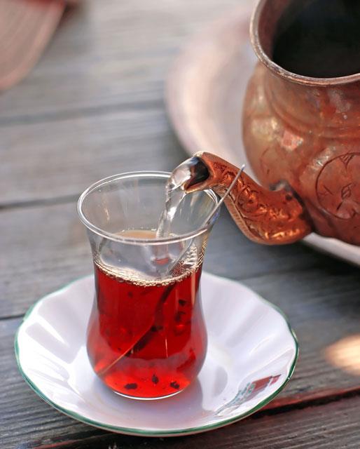 Proje, Trkiye Kahveciler, Kraathaneciler, Bfeciler Federasyonu ile ortaklaa gerekletirilecek. Eitimlerde kaliteli ay kullanm, demlemede kullanlan malzemelerin zellikleri, kullanlan su, demleme yntemleri, demlenen ayn bekleme sresi, bardak seimi, hijyen kurallar ve sunum konularna yer verilecek. Proje kapsamnda dnyann eitli lkelerinde dzenlenen uluslararas fuarlarda, Trk ay demleme ve sunum kltr uygulamal olarak gsterilecek.