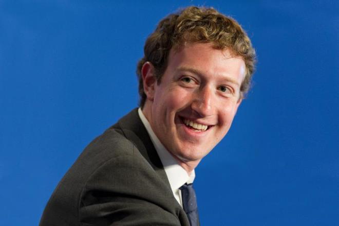 Mark Zuckerberg  <p>  Zuckerberg en gen� zenginlerden biri olarak ad�n� tarihe h�zl� yazd�ranlardan. Kendisi 25 ya��na geldi�inde kurucusu oldu�u Facebook 300 milyon kullan�c�ya ula�m��t� ve daha fazla insana ula�mak i�in ne kadar heyecanl� oldu�unu anlat�yordu. Ertesi y�l ise Time Dergisi taraf�ndan ‘Y�l�n �ahsiyeti’ se�ildi.