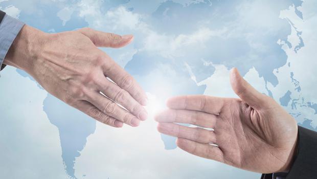 El skmak insanlarn bir konuda uzlatn gsteren en eski jestlerden biri. Ancak tm dnyada kltrel farkllardan dolay farkl ekillerde yaplyor. te i dnyasnda ok iinize yarayacak dnyadan farkl el skma ekilleri.