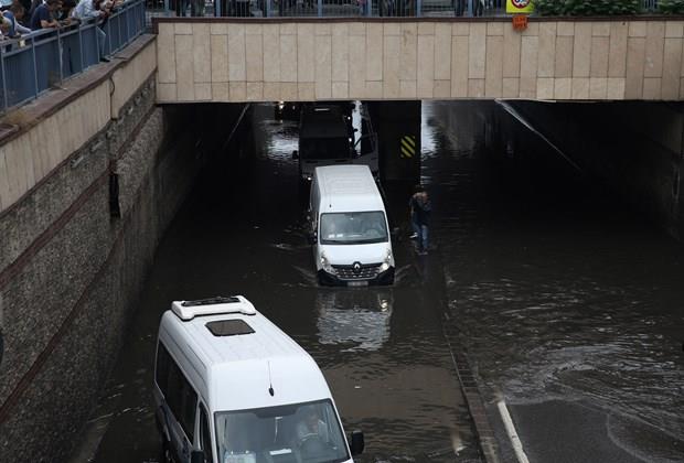 Aracn su altnda kalmasna neden olan olay, sigorta poliesi kapsamndaysa arata oluan zarar sigorta tarafndan karlanyor.