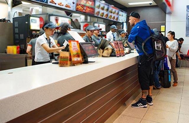 Fast Food restoranlarnda yemek yemek iin en gzel zaman 12.00 ve 19.00 aras. Bu saatlerde yer bulmak biraz zor olabilir ama en taze yiyecekler de bu saatlerde servis ediliyor.