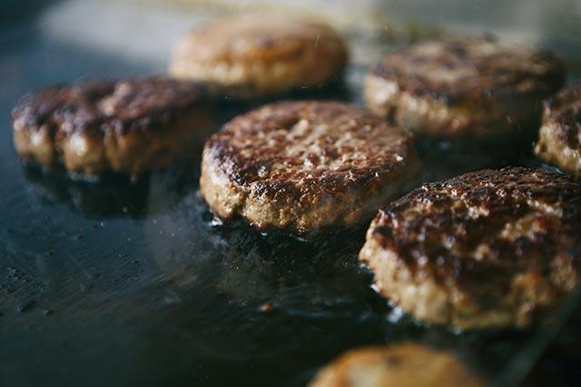 Izgara kokusu pazarlama stratejisidir<P>    Bir fast food restoran nnden geerken, koku ilginizi ekiyorsa; firma amacna ulam demektir. nk birok restoran zellikle ak mutfak kullanyor ki dardaki insanlar da ne kadar lezzetli yemekler piirdiklerini hissetsin ve hi aklnda yoksa bile restoranlarna gelsin.