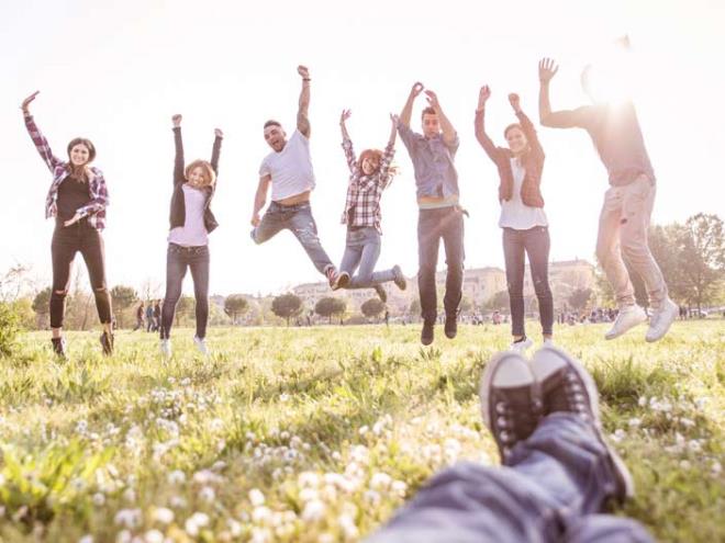 <strong>6. &Uuml;niversitenin bulunduu kentteki sosyal imkanlara g&ouml;z atn!</strong>  niversite hayatn lise gibi derse gir k, snava gir k, yksek not al k mant ile dnmeyin.<p>    niversite sadece ders alma yeri deildir. Srekli ders alarak hayatnzn en elenceli dnemini ldrmeyin.<p>    Siz artk yetikin birer bireysiniz. Bunun tadn karn.<p>    niversitenin bulunduu kentteki sosyal imkanlara gz atn. <p>    Unutmayn ki hayatta en baarl olan kii not ortalamas en yksek kii olan deil sosyal ilikileri en gl olandr