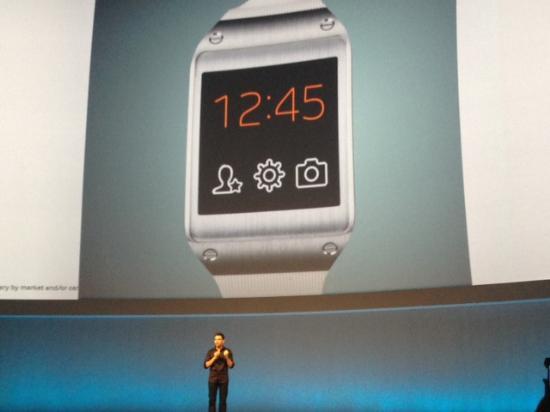 Bu zelliklerin yan sra Galaxy Gear'da Samsung'un gelitirdii ses komut zellii 'S Voice', salk uygulamas 'S Health' ve sosyal paylam sitelerinin uygulamalar yer alyor.