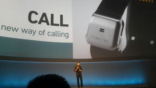 Samsung Galaxy Gear, kullanclarn akll telefonlarn cebinden karmadan kullanabilmelerini salayacak.