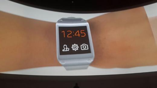 Samsung Galaxy Gear'da 800 Ghz'lik ilemci, 1.9 megapiksellik kamera, 512 megabyte ram, Bluetooth 4.0 ve Wi-Fi balant zellikleri bulunuyor.