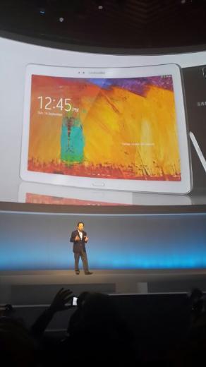 Galaxy Note 10.1 2014'te 2.3 GHz drt ekirdekli ilemci, 8 megapiksek kamera ve Android 4.3 iletim sistemi zellikleri bulunuyor. Bunun yan sra yeni tablet bilgisayar Samsung'un kalemi olan S Pen ile kullanlabiliyor.