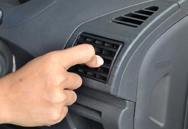 Scak havada gnete braklan ara kullanlrken klimas altrldnda, ara ierisinde benzen gaz salnr.<p>    Kansere neden olan bileikler arasnda yer alan benzen gaz genellikle plastikkokusu ile kartrlr