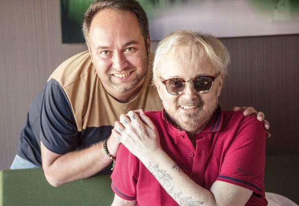 TABURCU OLMAK N GN SAYIYOR<p>      ** Harun Kolak ile bulumay uzun zamandr bekliyorum. Sonunda aramba sabah beklediim telefon geldi. Kolak konumak iin hazrd. Tedavi grd Liv Hospital&#8217;a giderken bir yandan kulaklkta hastalanmadan nce kaydedilen yeni albmndeki detlerini dinliyor, bir yandan onu nasl greceimi merak ediyordum.  ** Kolak&#8217;la odasnda grebileceim syleniyor. Tahminimin aksine yz glen, hayat enerjisiyle parlayan bir adam vard.