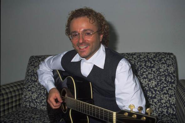 Sanatta bu sene 25&#8217;inci ylnz. ok ektiniz mi bu sektrde?  <p>  - Babamdan dolay hazrlklydm aslnda yaanacaklara. O baka bir kulvarda Trkiye&#8217;de sanat olmann skntlarn ekti. Devletin sanatsna sahip kmadn bilerek, duyarak bydm iin olacaklarn farkndaydm. Tabii benim de ektiim eyler oldu. Ama bana ektirenlerin, ayn dertleri bir sre sonra kendilerinin de ektiklerini grdm. Bunu izlemek ho oluyor... Zirve ok tehlikeli. Orada kimseye yer yok. Bir tek sen varsn. Sonras iin iki seenein var... Ya aa inecek ya da intihar edeceksin... Ben kendimi yava yava daha makbul bir noktaya ektim. imdi yerimden memnunum, tek derdim salm.