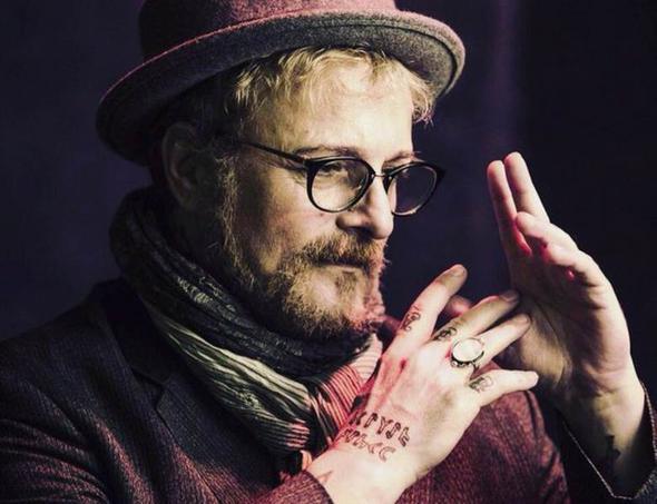 Harun Kolak: 'Korksam neye yarar, zaten leceim'<p>  Harun Kolak 2016'nn Haziran aynda hastaneye kaldrlm ve youn bakma alnmt. Tedavi sreci devam ederken, rahatszlanmadan nce birok nl isimle stdyoda kaydettii klasik arklarndan oluan &#8216;eyrek Asr&#8217; isimli albm piyasaya kmt. te Kolak'n "Zamanm ve gcm arkamda ok daha dzgn eyler brakarak bu dnyadan gitmek iin harcayacam&#8221; dedii son albm vesilesiyle verdii o rportaj...