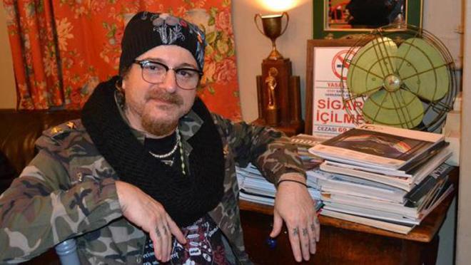 Maslak Acbadem'de tedavi gren 62 yandaki sanat Kolak'n yaamn yitirdii renildi.  <p>  HARUN KOLAK KMDR  <p>    Harun Kolak, 15 Temmuz 1955 stanbul doumludur. Trk pop arkcs, besteci, sz yazar ve bas gitaristtir. Sinema sanats Eref Kolak'n oludur.