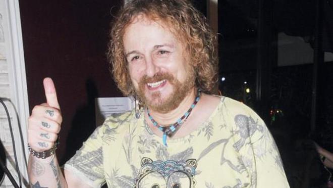 1955 yl stanbul doumlu sanat Saint Benoit'de eitimini srdrd srada mzik almalarna o yllarda bas gitar alarak balam, iindeki mzik tutkusu artnca sinema sanats olan babas Eref Kolak&#8217;la konuarak eitimini yarm brakm ve profesyonel mzik almalarna balamtr. lk almalarna rock mziin babas olarak tannan Erkin Koray&#8217;la balamtr. 1977'de Erkin Koray'n kard Tutkusu albmnde bas gitar almtr.