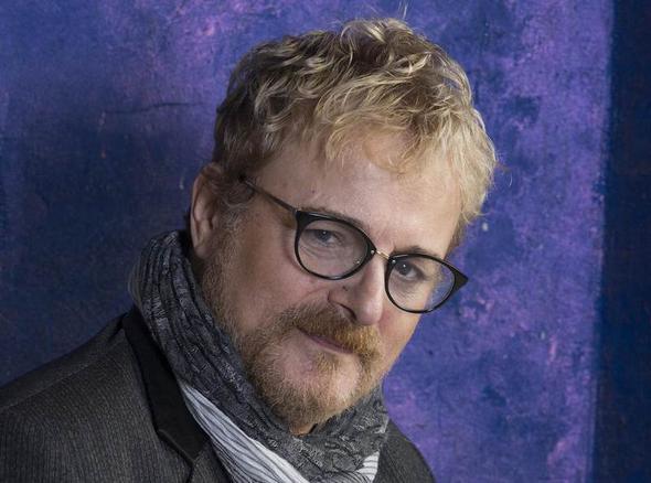 Yeni albmnz &#8216;eyrek Asr&#8217;da birok nl isim sizin arklarnz det yaparak seslendiriyor. Ama gzler Sezen Aksu&#8217;yu aryor...  <p>  - Sezen szleri ve ruhuyla bu albmde. Onunla telefonda grtk. O dnemde annesini kaybetti, zor gnler geirdi. Byle bir srete onu zorla ark okumaya armak uygun gelmedi.