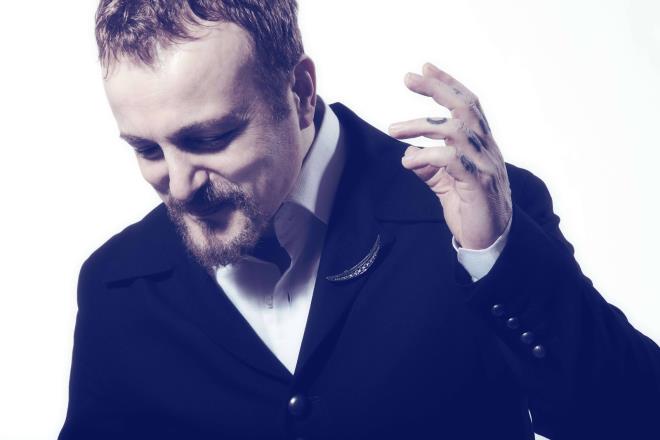 1991&#8217;de Onno Tun ile ortak yapt &#8220;Beni Affet&#8221; albm ile byk k yakalad. Albmlerinin ounda arklarn sz ve mzii kendine ait olan Kolak, baka sanatlara da pek ok eser vermitir. 1996&#8217;da Litvanya&#8217;da 13 lkenin katld &#8220;Mzikos Festivalis 96&#8221;da &#8220;En yi kinci arkc&#8221; seilmitir.