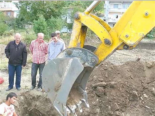 <strong>5. naat izlemek</strong>  Ortalama bir Trk erkei yol, asfalt, ok katl bina ve altyap gibi inaata konu olan her trl durum hakknda gzlem yapmay sever.  <p>    Gerek bir ata sporudur!<p>      Bazen uzaklara dalarsn anlay ile inaat kepesinin byleyici manevralarnda kaybolan Trk erkei maliyet hesab zelliini burada da devreye sokar.