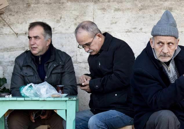 Tehlikeyi seven, gz pek Trk erkei yeri geldiinde espirili kiiliini, yeri geldiinde matematik yeteneklerini ve hatta akrobatlara ta karacak el ve kol hareketleriyle byk beeni toplayabiliyor.te yalnzca Trk erkeklerine zg birbirinden ilgin 10 davran...