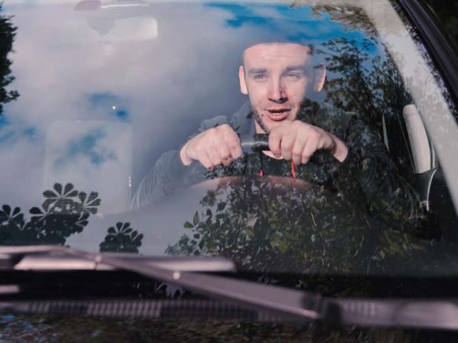 <strong>2. Tandk birisinin &uuml;zerine araba s&uuml;rmek</strong>  Zorlu grevleri zahmetsizce yerine getiren Trk erkei tandk birini hangi durumda ve hangi ortamda grrse grsn selamn akar.  <p>    Trafik klarym, kuralm hi nemli deil!  <p>    Tandk biri araba ierisinde keskin gzlerle tespit edildikten sonra Trk erkei nce vitesi 1'e alr ve ardndan gaza basarak cm farkla nn keser ve selamn verir.