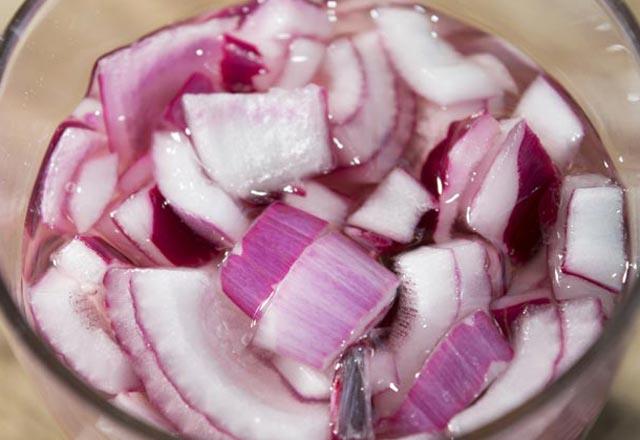 Soann ierisinde bulunan antioksidanlar salmz asndan olduka yararldr. Ancak son zamanlarda uygulana, birazdan vereceimiz yntemin birok salk sorununa iyi geldii sylenmektedir.   Soanl st krnn kalbi glendirdii, tad esterler kann phtlamasn nledii, kan yapmn yardmc olduu ve kan basncn drd sylenmektedir.