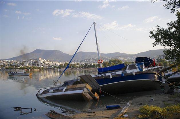 Yerin yaklak 8,6 kilometre derinliinde meydana gelen 6,6 byklndeki depremin ardndan saat 01.52 ile 02.23 arasnda 4 art deprem daha kaydedildi