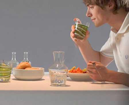 Eer insan sv gday oturarak ierse bunlar nce midede birikir asitle kararak mikroplar lr ve sonra 12 parmak barsana geer. Bu durumda oturarak su ime usulne uymakla insan kolera da dhil birok insan hastalklarndan korunmu olur.""