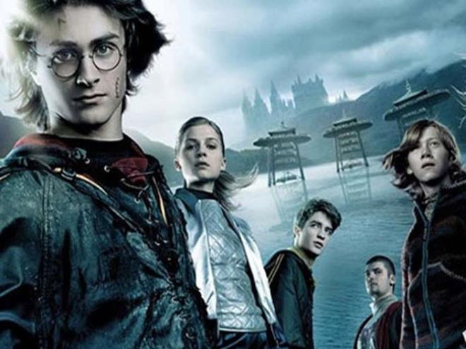 <strong>1. Harry Potter</strong>  1997 ylnda sradan bir muggle deil cad olduunu renen Harry Potter'n ngiltere'de balayan maceras tm dnyay etkisi altna ald ve canm lkem Trkiye'm de bu frtnadan nasibini ald.  <p>    Vingardiyum Leviosa nidalaryla by yapmaya alan ergenler mi olmadk? Snape'e kin gden fakat gerek yzn grnce canm yhaa diyerek yelkenleri suya m indirmedik? Ama artk yeter!<p>    Serinin 7. kitab bittikten sonra Ayvalk'ta bir yazla yerleen emekli kafasna girdiini mit ediyorduk ki 3 yeni kitabn daha yolda olduunu rendik.<p>    J.K. Rowling can skldka Harry'nin ban m belaya sokuyor anlamadk gitti.<p>    Bundan byle 9 3/4 platformu krmz izgimizdir!<p>    ocuuna iyi bir baba, vatanna iyi bir cad ve byc ol Harry Potter!