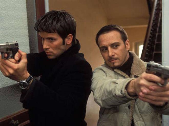 <strong>5. Kobra Takibi</strong>  Sulularn korkulu ryas otoban polisi Semih'in meslee atanp rtbe ald gnlerini de grdmz Kobra Takibi 90'larda balayan yolculuunu gnmzde dahi srdryor.<p>    Macera ve kriminalliin eksik olmad Almanya otobanlarnn iler acs halini gzler nne seren Kobra Takibi'ni Hzl ve fkeli ocuklar bilmez!