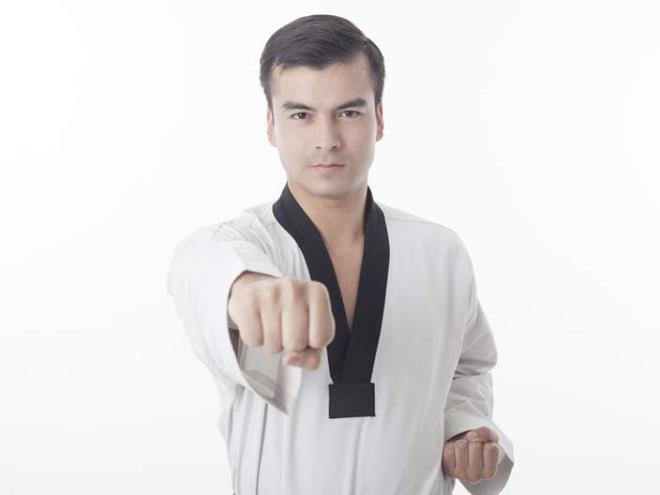 <strong>9. D&ouml;v&uuml; sporlar kurslar</strong>  Aksiyon ve macerann eksik olmad 90'larda sanrz kapka olaylarnn sk yaanmas sebebiyle herkes Bruce Lee olmaya karar vermi ve dv kurslarnn yolunu tutar olmutu.<p>    Kavga, olay ve racon gibi hareketli aktiviteleri seven Trk halknn karete olsun tekvando olsun bu spor dallarna olan ilgisi oalarak artt.    Sokaklar Street Fighter gibi mbarek.