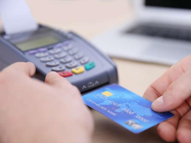 <strong>7. Kredi kartna taksit</strong>  Trkiye'de kredi kartnn ilk kullanm 1968 yl olsa da yaygnlamaya ve alverilere taksit lgnlnn balad yl kukusuz 90'lar oldu.  <p>  Kredi kartna taksit lgnl sa olsun hepimiz en az bir bankaya ileri vadede borlanr olduk.