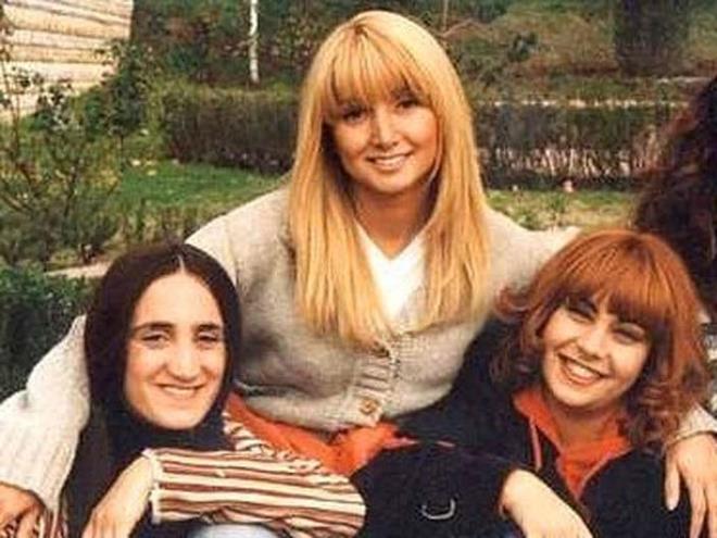 <strong>4. &Ccedil;lgn Bedi</strong>  1996 ylnda televizyon dnyasna ok farkl bir soluk ve hareket getiren lgn Bedi dizisi Bedi ve Oktay ak etrafnda ekillenen arkada grubu hikayesinin yaad Amerikan vari hayati konu alyordu.<p>    Biz daha Bedi'in girdii evde patlayan bombadan lp lmediini bile tam olarak bilmezken getiimiz gnlerde lgn Bedi'in tekrar ekilecei gndeme akkadanak oturdu.    Dizi tutar m tutmaz m bilmiyoruz ama ''lgnsn meenn'' etkisi yaratmayaca kesin