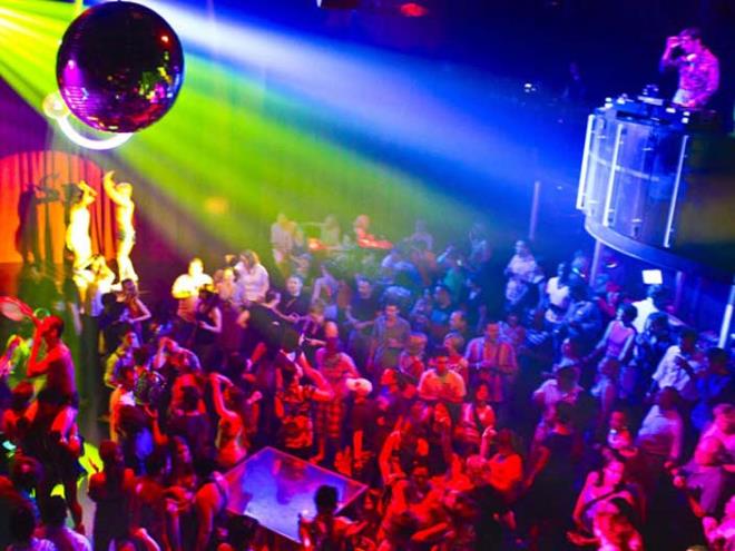 <strong>2. 90&#39;lar temal partiler</strong>  Kadky, Beikta ya da Beyolu'nda her hafta en az bir gece kulbnn dzenlemezse ruhsatnn iptal edildii 90'lar partileri ileri bir tarihte belirli gn ve haftalara konu olursa armayn.<p>    90'larn renkli, ltl ve bir o kadar da garip mzik anlayndan kopamayan o dnemin ocuklar bu diyardan gene kadar bu topraklarda etkisini srdrmeye devam edecek gibi grnyor