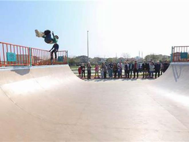 <strong>8. Paten ve kaykay</strong>  Tek rakibim hava yollar felsefesinin ilke edinildii dnemde doan ve byyen ocuklar birer yar otomobiline eviren paten ve kaykay a etki alann byyerek sryor.<p>    Durum yle bir hal ald ki Beikta meydanda paten ve kaykay kaymayan dvyorlar.    Bir dnem yaynlanan reality ovun etkisiyle paten akm buz patenine ksa bir dnem de olsa evrildi fakat ana akma geri dn hzl oldu