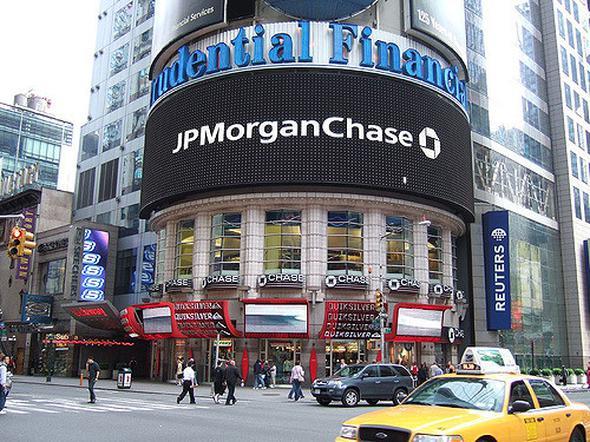 JPMorgan Chase, Amerika'nn en byk bankasdr. Gelirinin byk bir ksmn tketici ve topluluk ilerinden elde ediyor. Ayrca bankann, eitli bankaclk alanlarndaki varl sayesinde mterileninin baka bankalara ynelmemesini salyor.