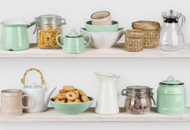 Ak raflara ans verin<p>     Mutfakta kapakl dolaplar grmeye alknz ancak ak raflar, mutfanzn nefes almasn salayacak.<p>    Sadece toz almay ihmal etmediinizden emin olun.