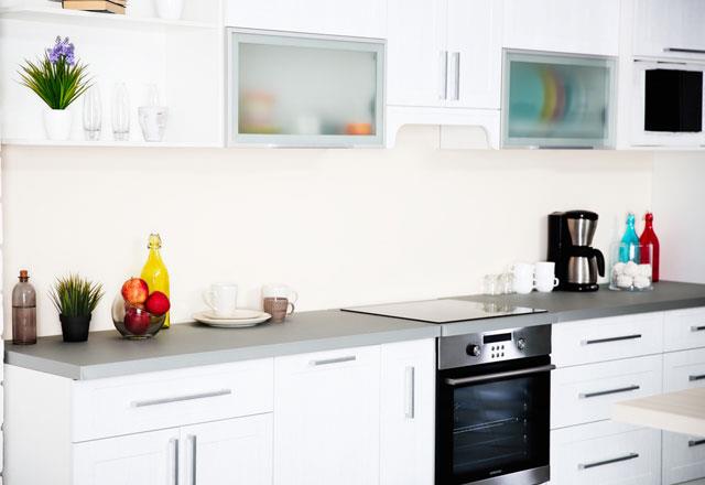 Cam kapaklar deneyin<p>     Ak raflar konusunda tereddtnz varsa mutfanza derinlik kazandrmak iin cam kapakl dolaplar tercih edebilirsiniz.