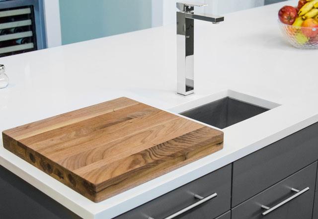 Tezgah st kesme tahtas kullann<p>     Mutfaktayken sk sk kesme tahtas kullanyorsanz tezgah st kesme tahtas tam size gre...<p>    Kesme tahtanz tezgahtaki uygun bir yere, mesela lavabo kenarna sabitleyebilirsiniz.