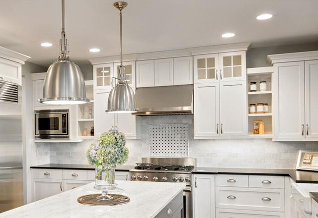 Ak renkler kullann  <p>     Beyaz ve dier ak renkler  yanstt iin mutfanz byk gsterecek.<p>    Biraz renk katmak isterseniz renkli objelere ve tablolara yer verin.