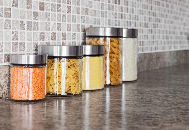 Tezgah stn ferahlatn<p>     Kahve ve tost makinesi gibi aletler tezgahn vazgeilmezlerindendir.<p>    Temel ihtiyalarnz dnda fazlaca kavanoz ve ie gibi malzemeler ise mutfanz kark ve kalabalk gsterir. Bunlar tezgahta mmkn olduka az tutun.