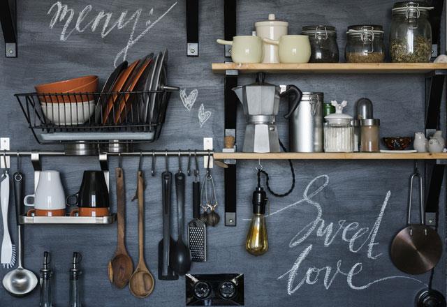 El altnda olmas gerekenleri asklara asn<p>     Yeterince dolabnz yoksa el altnda bulunmasn istediiniz malzemeleri duvara asabilirsiniz.